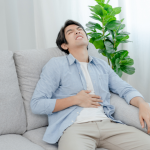 sakit perut sebelah kanan atas dekat tulang rusuk