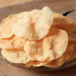 Risiko Kesehatan Terlalu Sering Makan Kerupuk